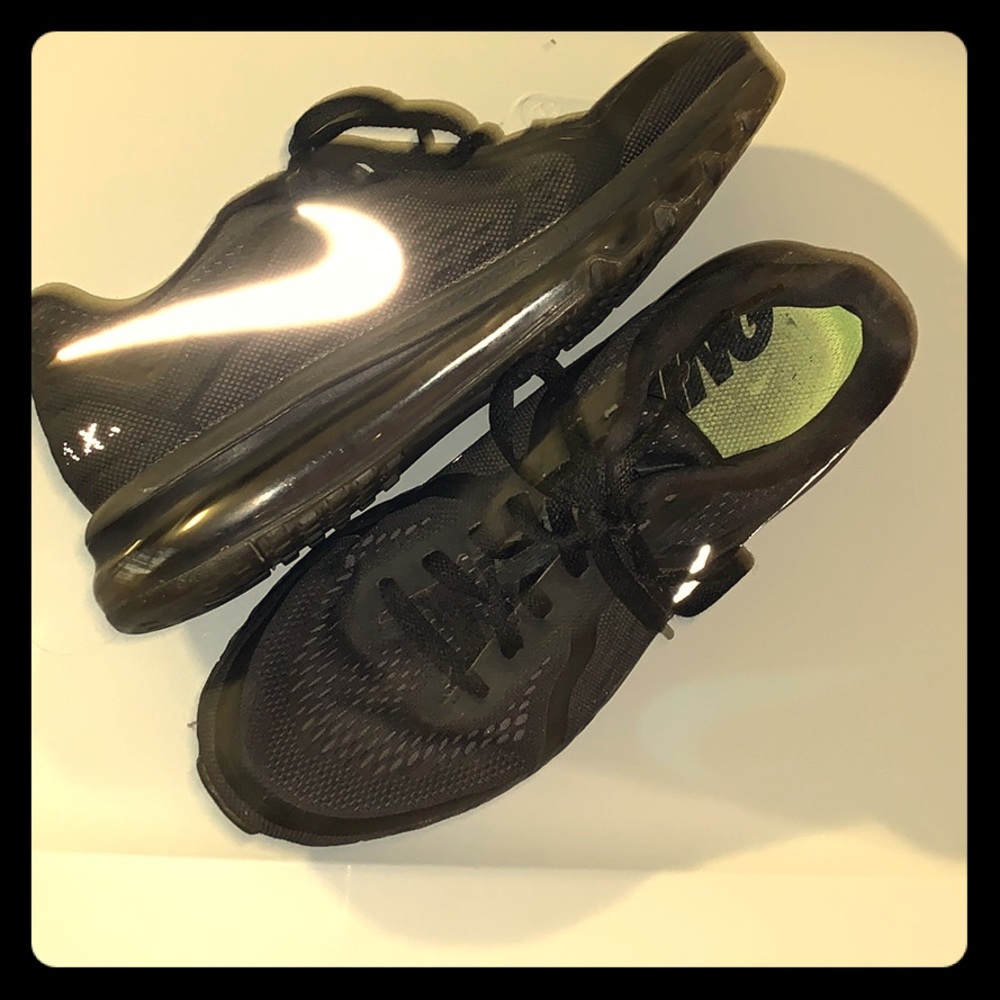 Women’s black nike air max size 10